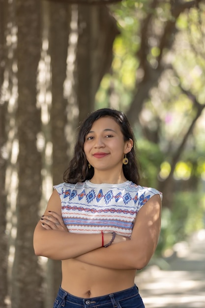 Mujer mexicana con los brazos cruzados orgullosa de sí misma empoderamiento del día de la mujer