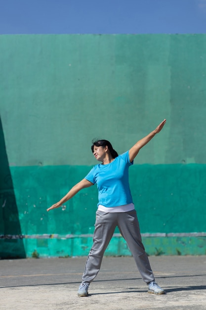 Mujer mexicana, estirar, aire libre