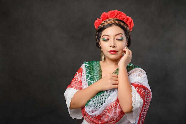 Mujer mexicana maquillada con los colores de la bandera mexicana