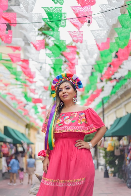 Mujer mexicana vistiendo un traje tradicional con bordados multicolores celebrando el Cinco de Mayo