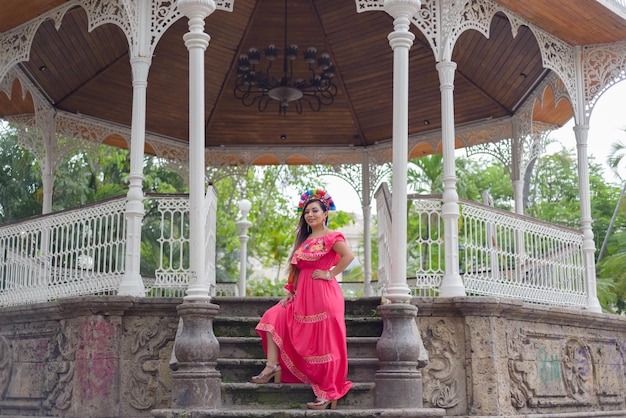 Mujer mexicana vistiendo un vestido con bordados multicolores celebrando la Revolución Mexicana