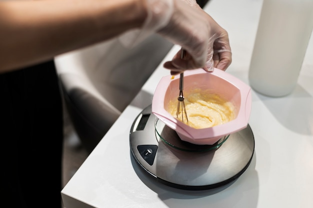 Foto mujer mezcla de tinte para el cabello en un recipiente