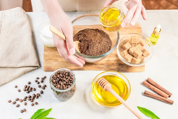 Mujer mezclando ingredientes preparando café exfoliante o mascarilla para el tratamiento de la piel