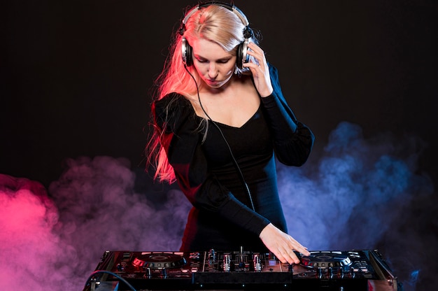 Foto mujer mezclando musica