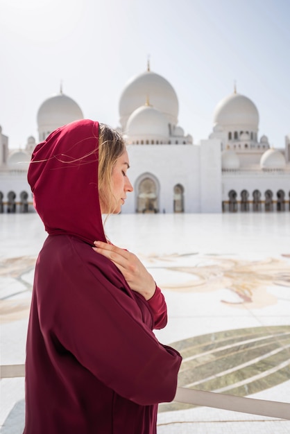 Mujer en la mezquita de Abu Dhabi