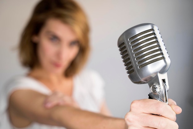 Foto mujer con el micrófono