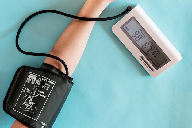Mujer mide la presión arterial
