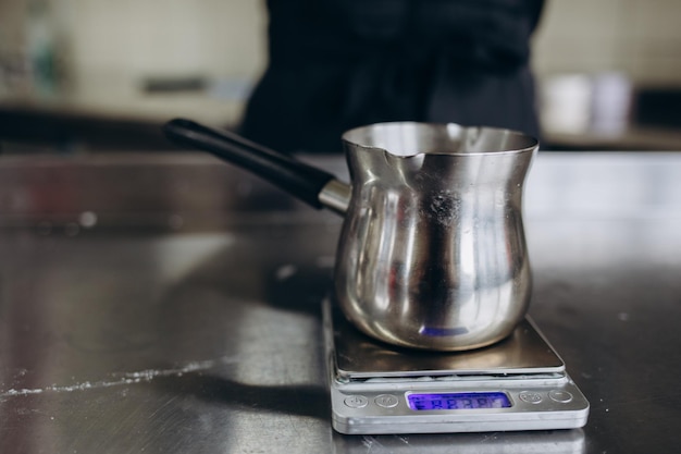 Mujer midiendo la temperatura de la cera derretida en el primer plano de la cocina Haciendo velas caseras