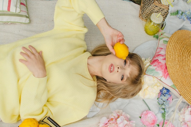 La mujer miente con la vista de los limones desde arriba