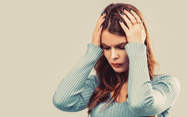 Foto mujer con migraña aislada concepto de dolor de cabeza mujer joven con dolor de cabeza