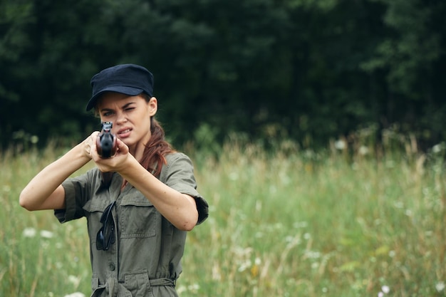 Mujer militar apuntando hacia adelante con una gorra negra de estilo de vida de armas