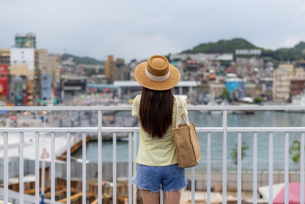 Mujer mira la ciudad en Kee Lung