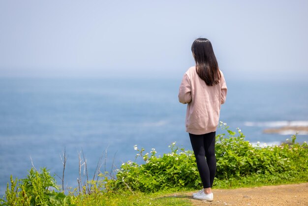 Mujer mira el mar