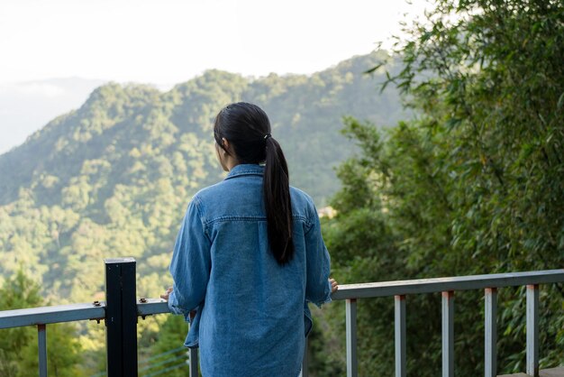 Mujer mira la vista de la montaña