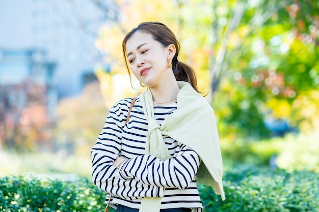 Una mujer con una mirada deprimida al aire libre.