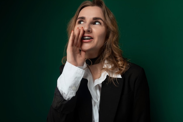 Mujer con una mirada sorprendida