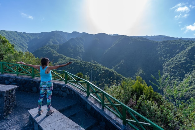 Mujer en el mirador del parque natural Cubo de la Galga en la costa noreste