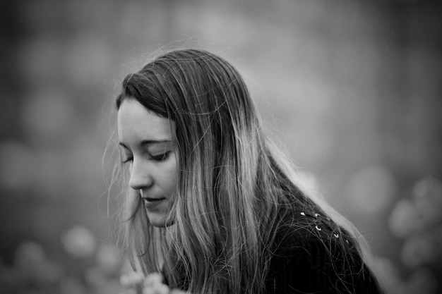 Foto mujer mirando hacia abajo al aire libre