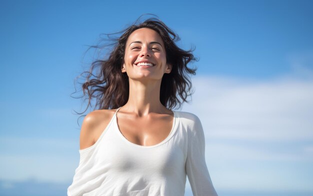 Foto una mujer mirando al cielo.