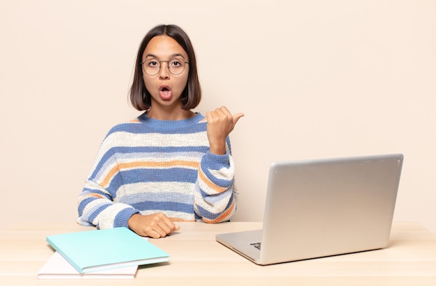 Mujer mirando asombrado con incredulidad