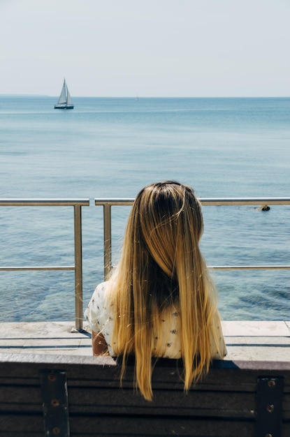 Mujer mirando el barco en Cascais, Portugal