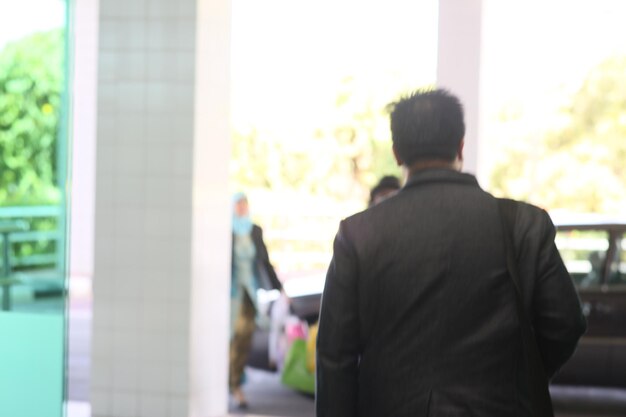 Foto mujer mirando a la calle de la ciudad