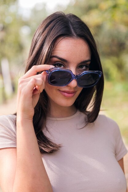 Mujer mirando a la cámara con travesura sobre gafas