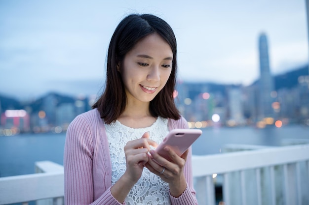 Mujer mirando celular