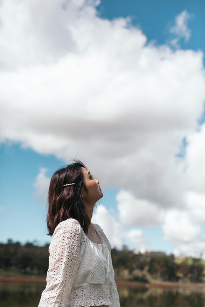 Foto mujer mirando hacia el cielo