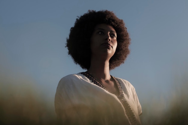 Mujer mirando hacia el cielo
