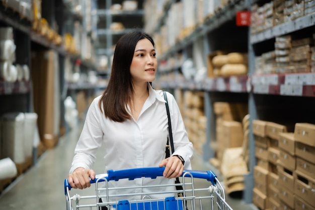 Foto mujer mirando y compras en la tienda almacén