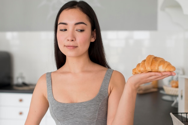 Mujer mirando croissant