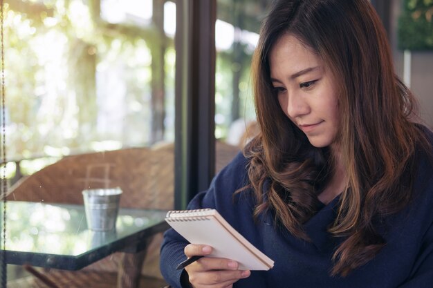 mujer mirando un cuaderno