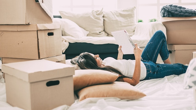 mujer mirando el diseño de su nuevo apartamento.