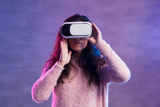 Foto mujer mirando con dispositivo vr