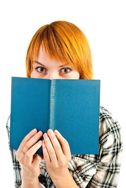 Mujer mirando por encima del libro aislado sobre un fondo blanco.