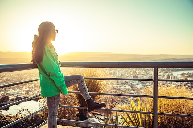 Mujer mirando hacia el horizonte desde un punto de vista