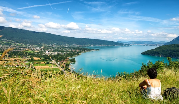 Foto mujer mirando el lago de annecy en francia