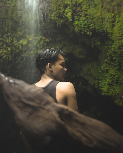 Mujer mirando lejos en el bosque