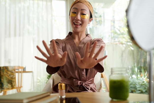 Mujer mirando una manicura fresca