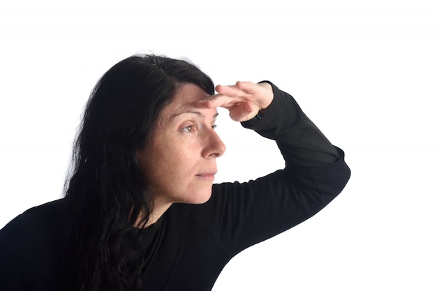 Foto mujer mirando con la mano en la frente