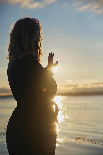 Mujer mirando el mar en Dinamarca al atardecer