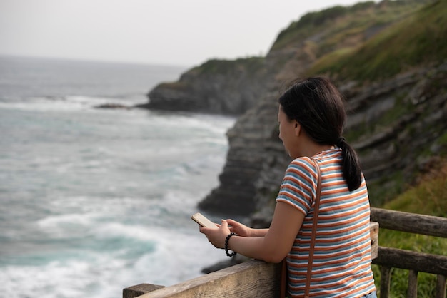 Mujer mirando el mar