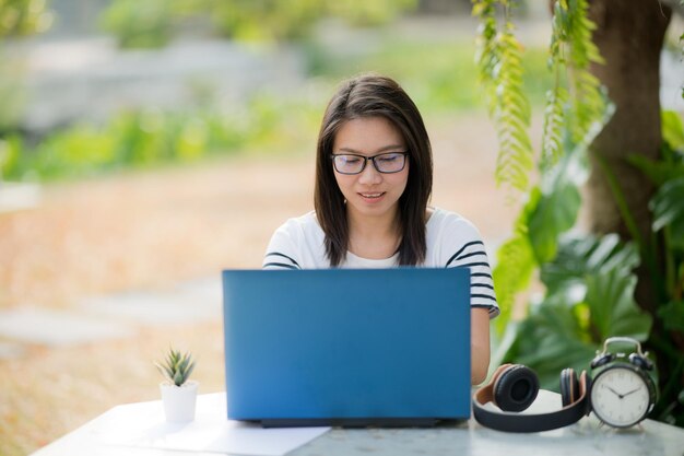 mujer mirando un ordenador portátil pensando en un nuevo proyecto