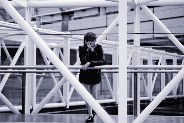 Foto mujer mirando hacia otro lado mientras está sentada en la escalera