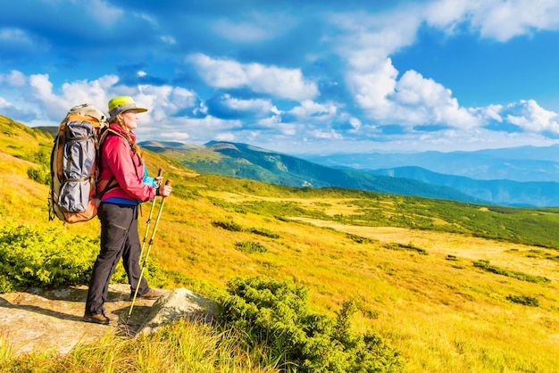 Mujer mirando el paisaje de montaña