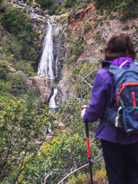 Foto mujer mirando un paisaje tranquilo