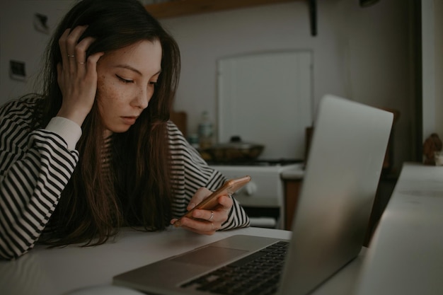 Mujer mirando en la pantalla del móvil con cara infeliz