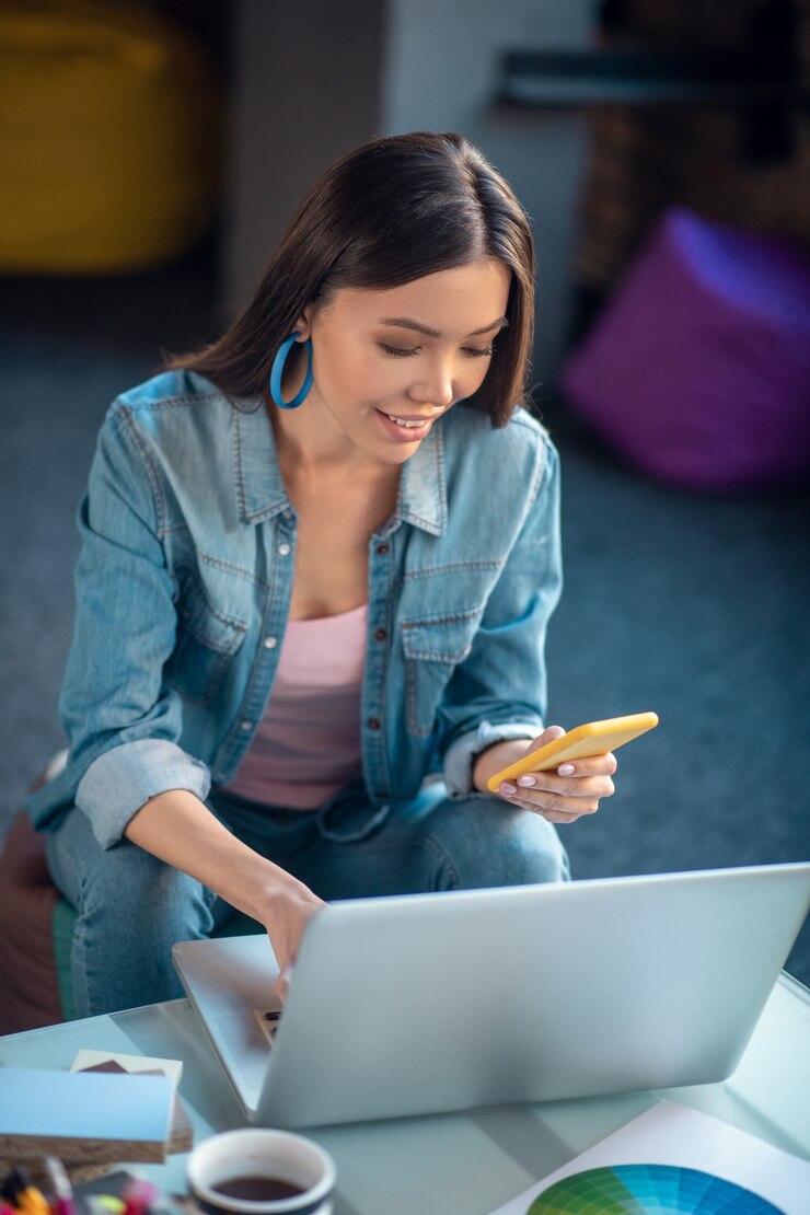 Foto mujer mirando la pantalla del portátil mientras trabaja