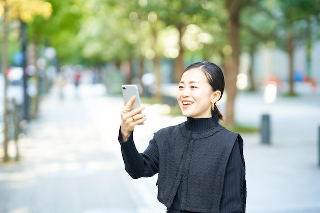 Mujer mirando la pantalla del teléfono inteligente